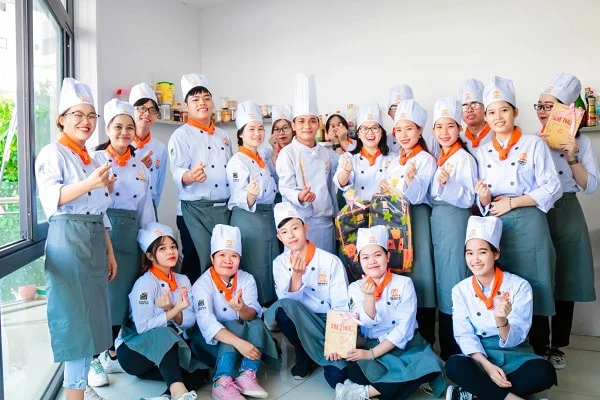 Tập thể các bạn lớp 12 Trung tâm GDTX TP. Nha Trang chụp hình lưu niệm với Giảng viên hướng dẫn