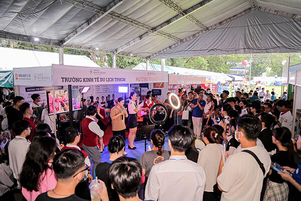 Màn giao lưu cùng ban nhạc Học viện Âm nhạc Á Âu thu hút nhiều bạn trẻ.
