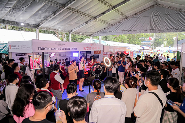 Màn giao lưu cùng ban nhạc Học viện Âm nhạc Á Âu thu hút nhiều bạn trẻ.