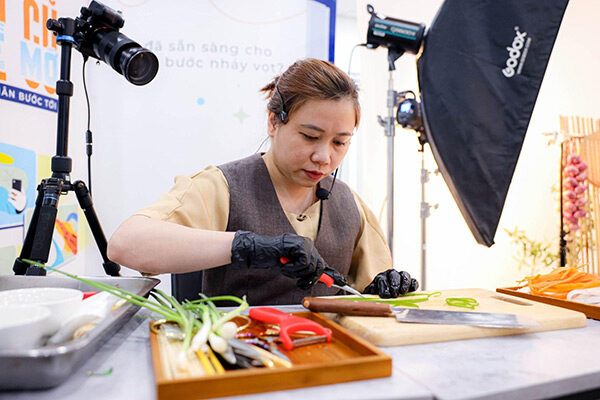 “Food Stylist (tạo mẫu ẩm thực) là công việc vừa độc lập, vừa bổ trợ cho Food Photography (nhiếp ảnh ẩm thực)" - Food Stylist Trần Trương Tường Vy chia sẻ