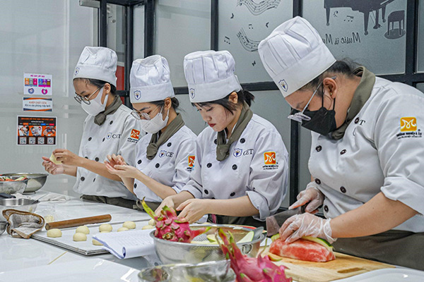 F&B là viết tắt của Food and Beverage (thực phẩm và đồ uống). Nhóm ngành F&B nói chung là các công việc kinh doanh bán hàng thực phẩm và đồ uống trên thị trường